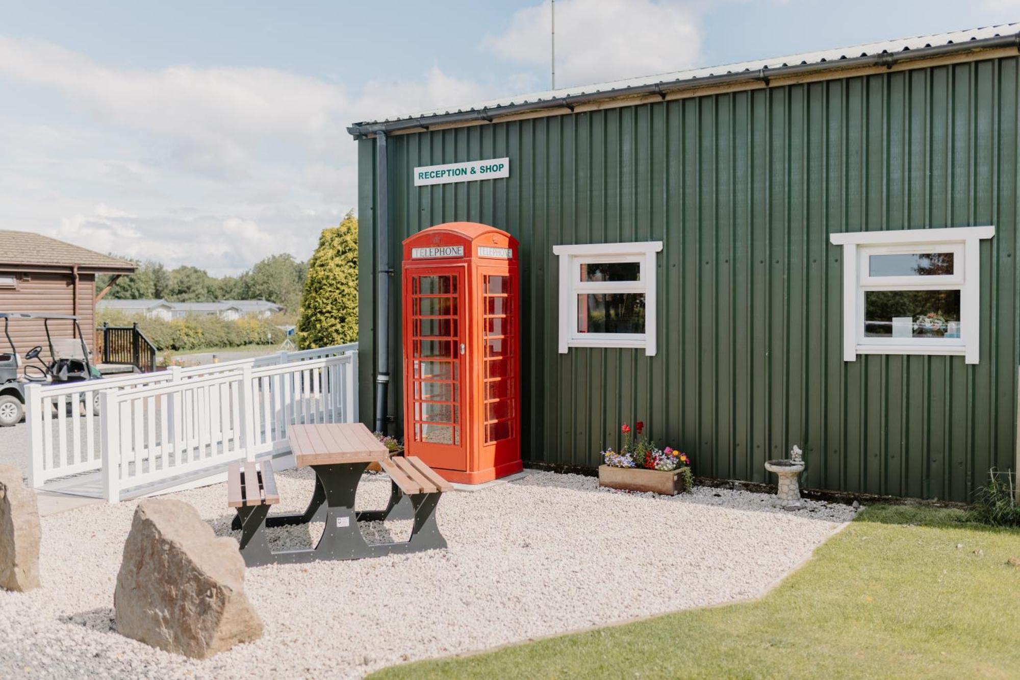 Linwater Caravan Park - Luxury Lodges And Static Caravans Near Edinburgh Newbridge  Exterior foto