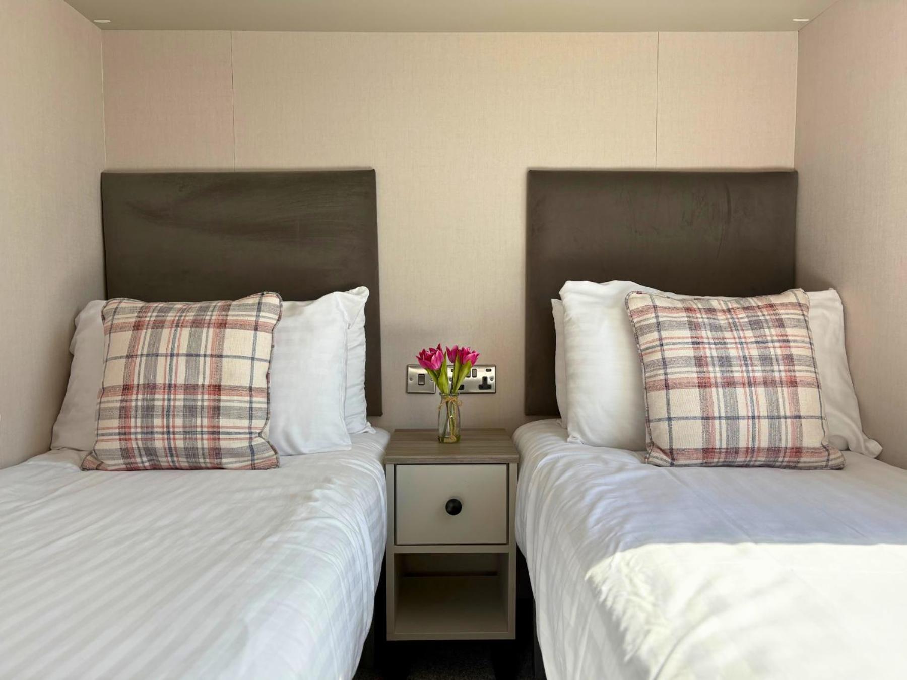 Linwater Caravan Park - Luxury Lodges And Static Caravans Near Edinburgh Newbridge  Exterior foto
